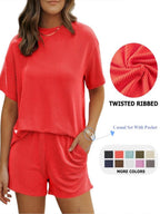 Geripptes Lounge-Set aus Oberteil und Shorts mit Textur