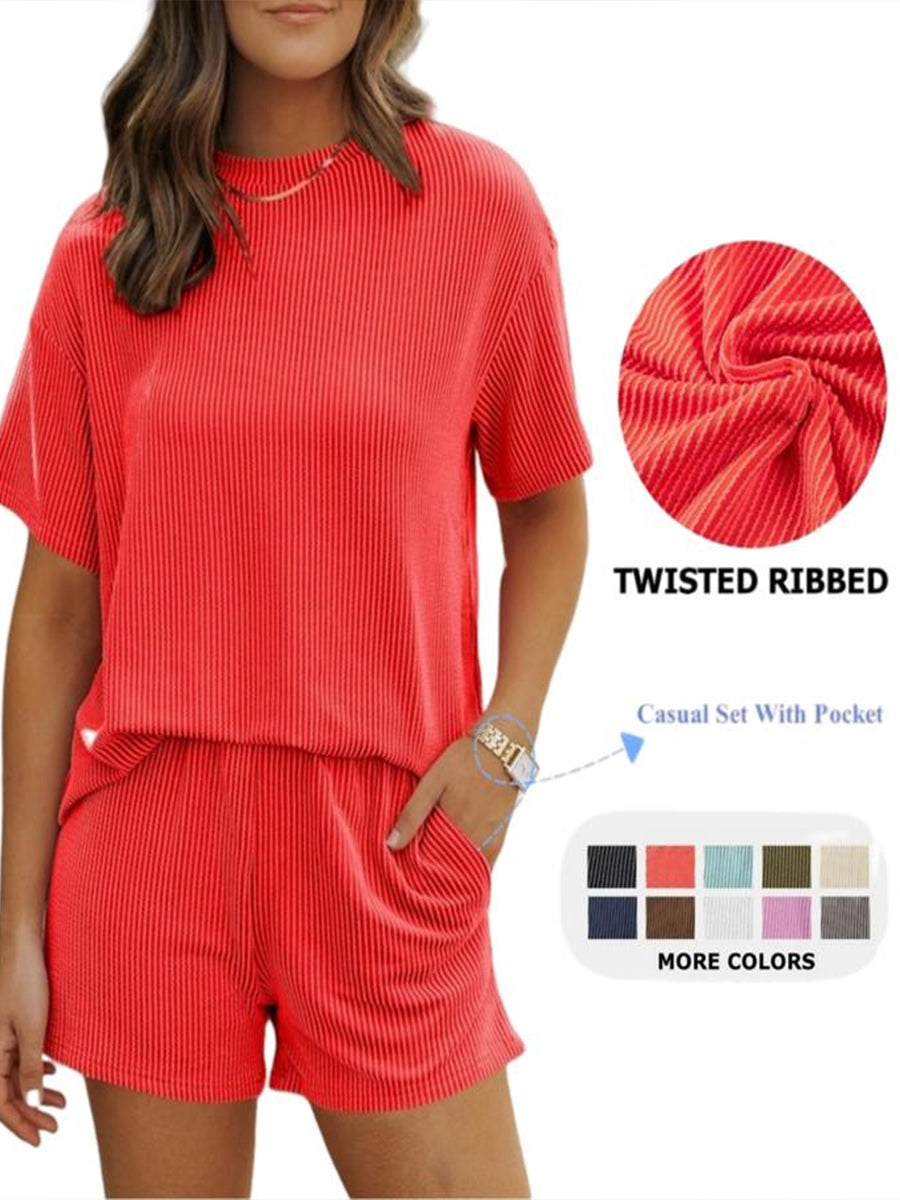 Geripptes Lounge-Set aus Oberteil und Shorts mit Textur