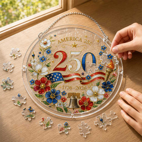 Ornement suspendu de puzzle acrylique America 250 – Attrape-soleil patriotique pour fenêtre 1776-2026 avec drapeau floral, cloche de la Liberté et motif de torche