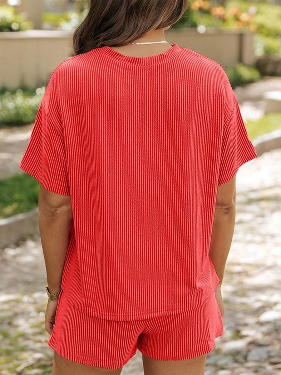 Geripptes Lounge-Set aus Oberteil und Shorts mit Textur