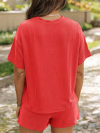 Geripptes Lounge-Set aus Oberteil und Shorts mit Textur