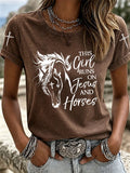 Damen T-Shirt "This Girl Runs On Jesus And Horses" Aufdruck Freizeit