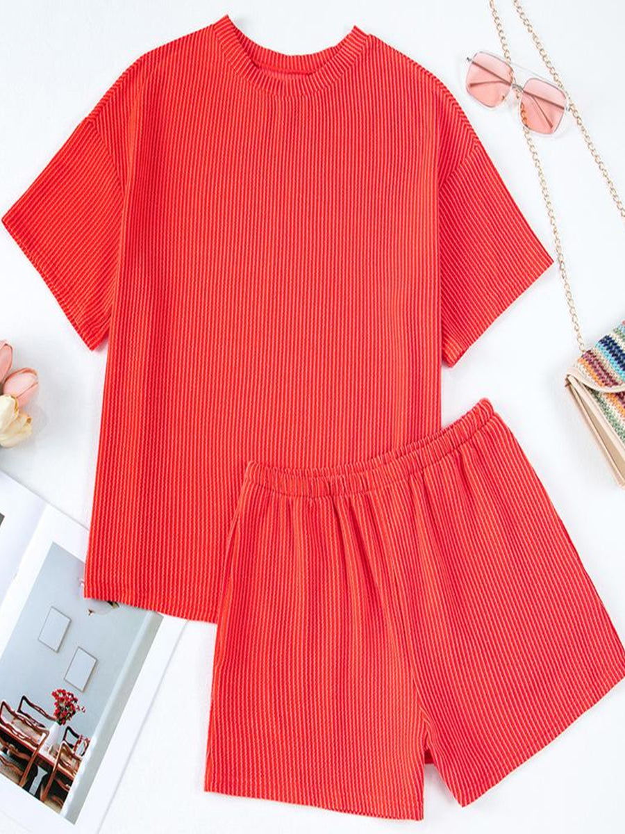 Geripptes Lounge-Set aus Oberteil und Shorts mit Textur
