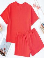 Geripptes Lounge-Set aus Oberteil und Shorts mit Textur
