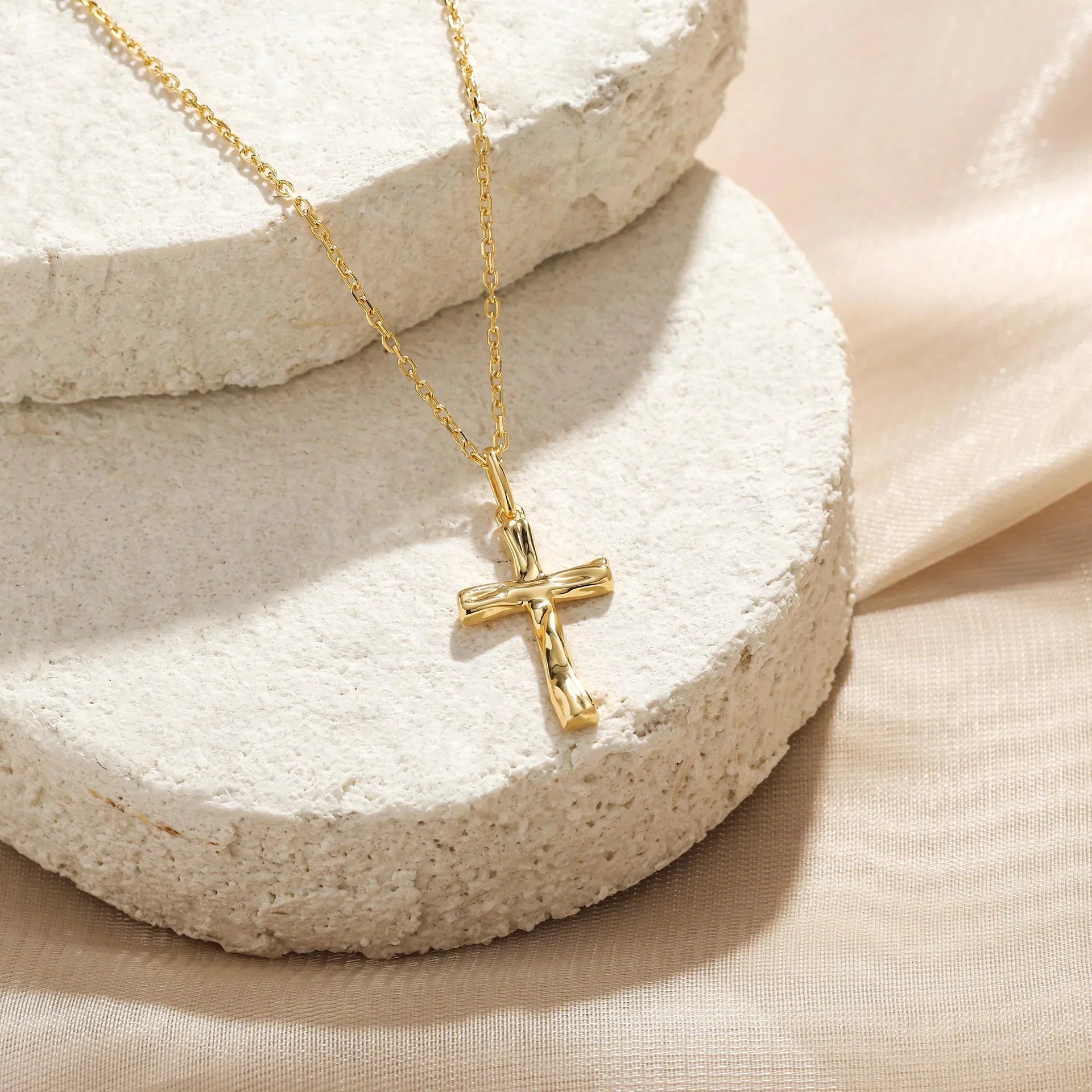 Collier croix liquide