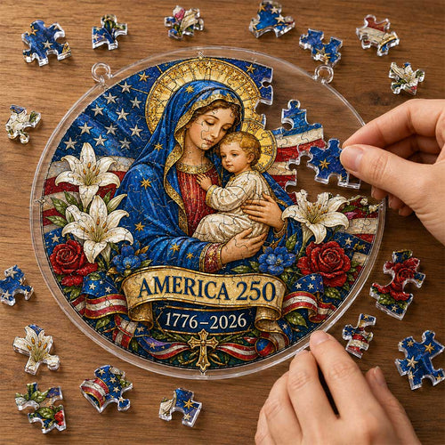 Ornement Suspendu en Acrylique America 250 – Vierge Marie et Enfant Jésus, Décoration Vitrail Patriotique, Cadeau Souvenir Commémoratif 1776–2026
