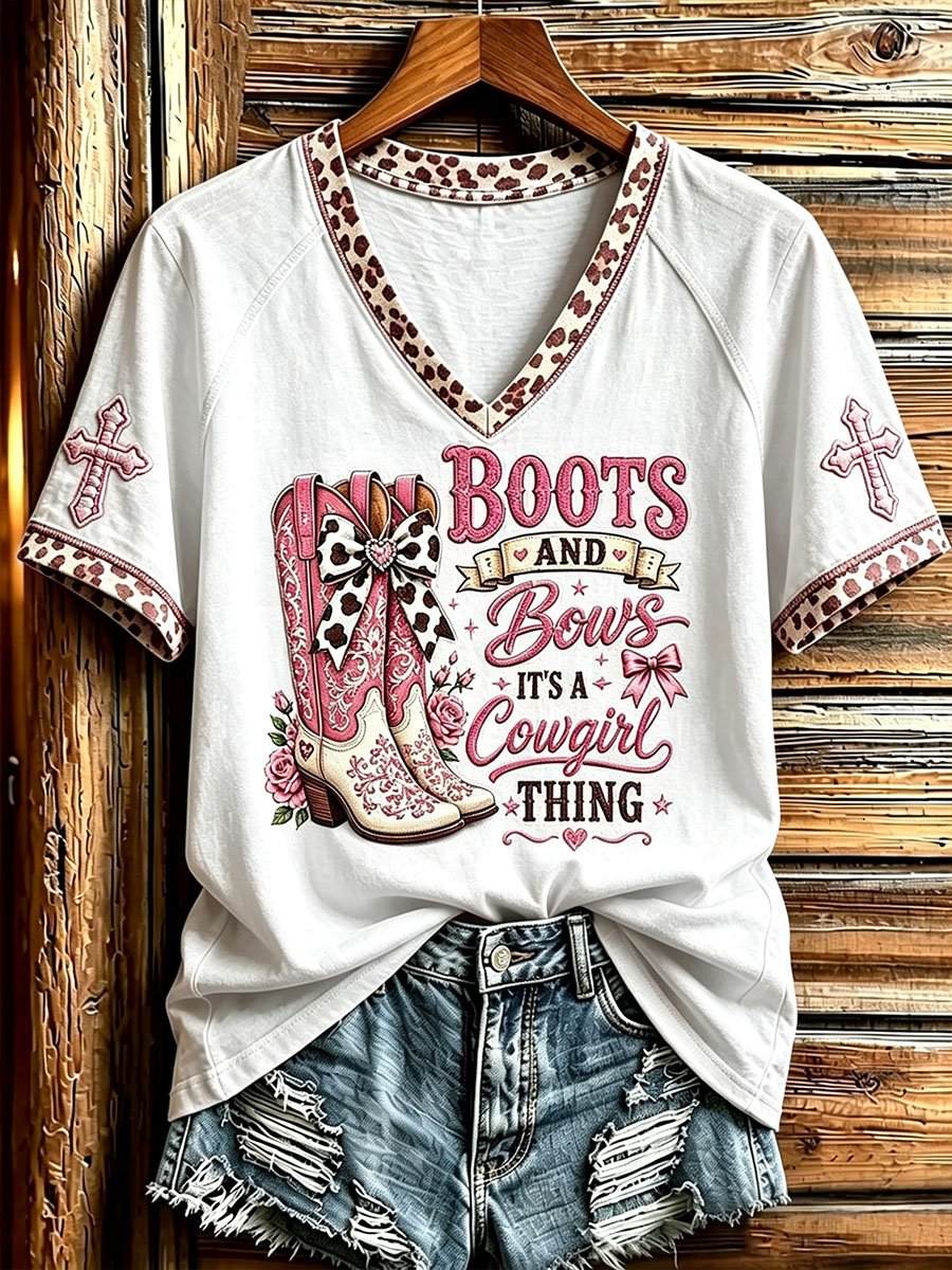 Damen Western Cowgirl Stiefel und Schleifen Kreuz Print V-Ausschnitt Kurzarm T-Shirt