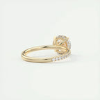 Moissanitring mit ovalem Halo