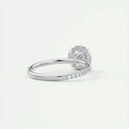 Moissanitring mit ovalem Halo