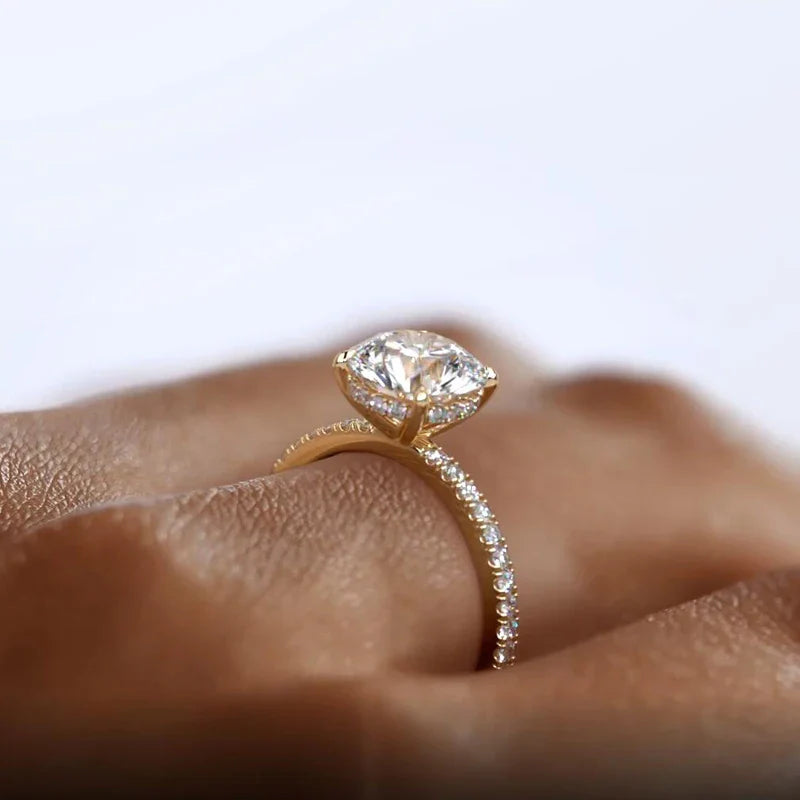 Moissanitring mit ovalem Halo