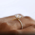 Moissanitring mit ovalem Halo