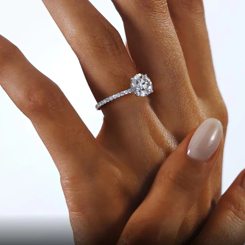 Moissanitring mit ovalem Halo