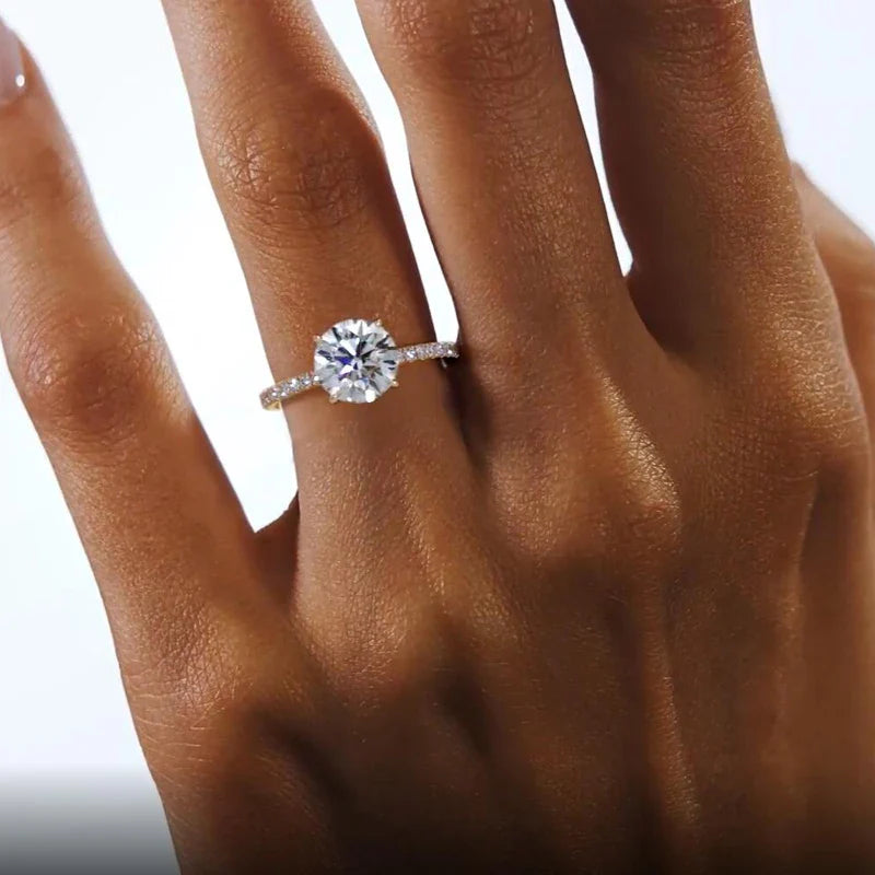 Moissanitring mit ovalem Halo