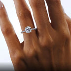 Moissanitring mit ovalem Halo
