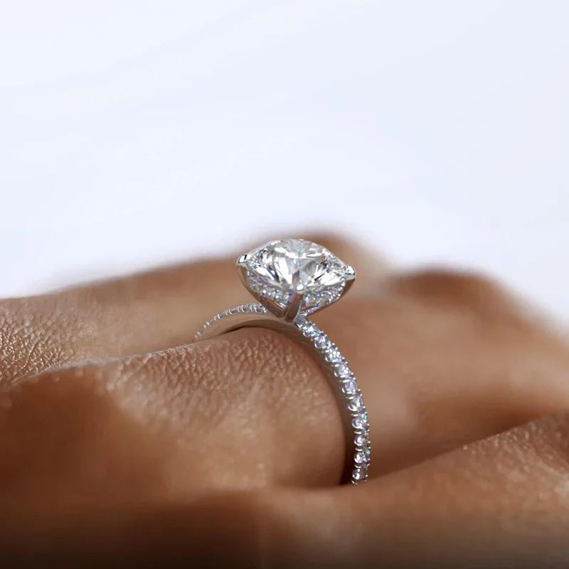 Moissanitring mit ovalem Halo