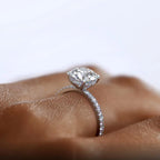 Moissanitring mit ovalem Halo