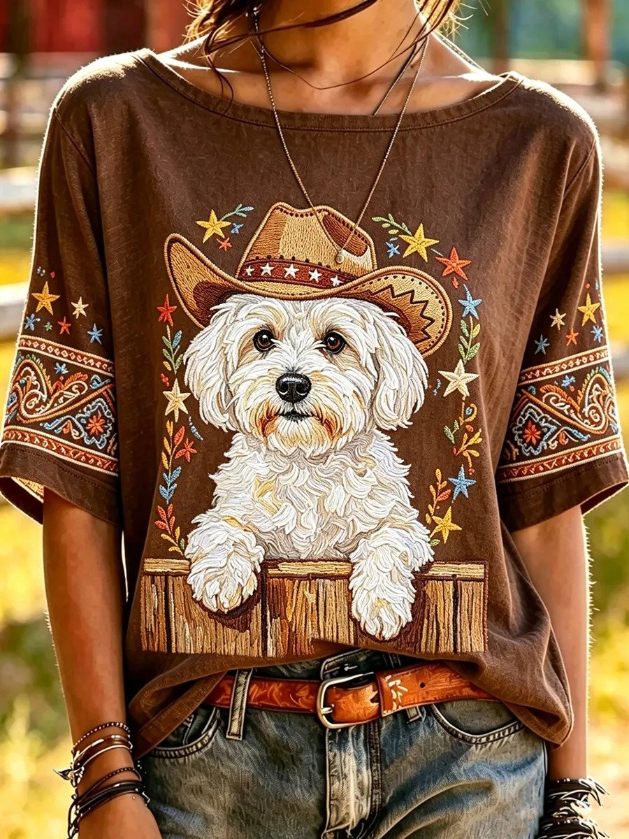 Damenbraunes Halbarm-Top mit aufgesticktem Hund mit Cowboyhut