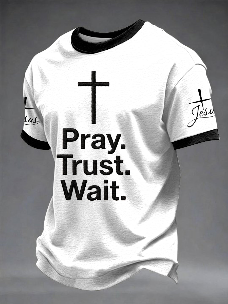 Herren-T-Shirt mit „Pray Trust Wait“-Aufdruck